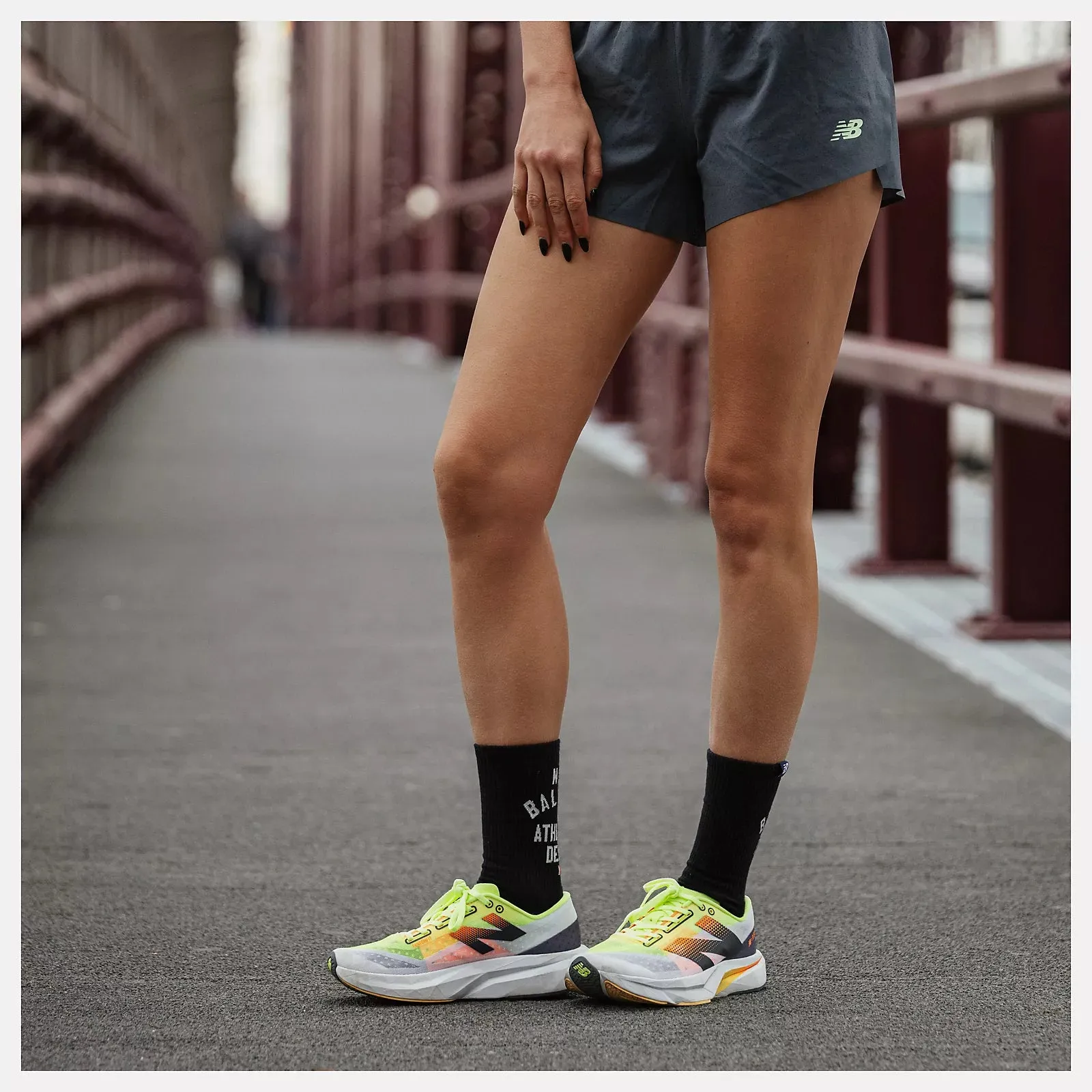 New Balance Femmes Fuelcell Rebel v4 - Blanc avec vert citron délavé et mangue intense (WFCXLA4) New Balance